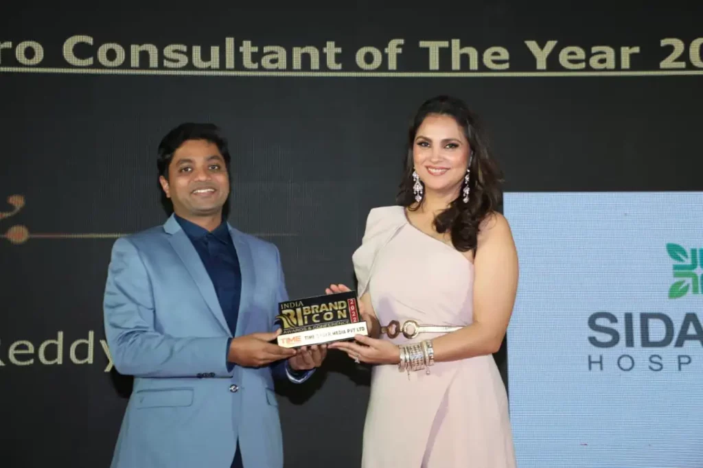 Senior Neurologist, Dr. Siddarth Reddy received the Best Neurology Consultant Award from Lara Dutta